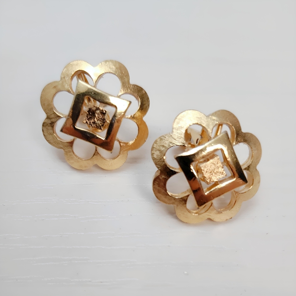 Crown TRIFARI Vintage Gold tone Square Open work Floral Clip on earrings